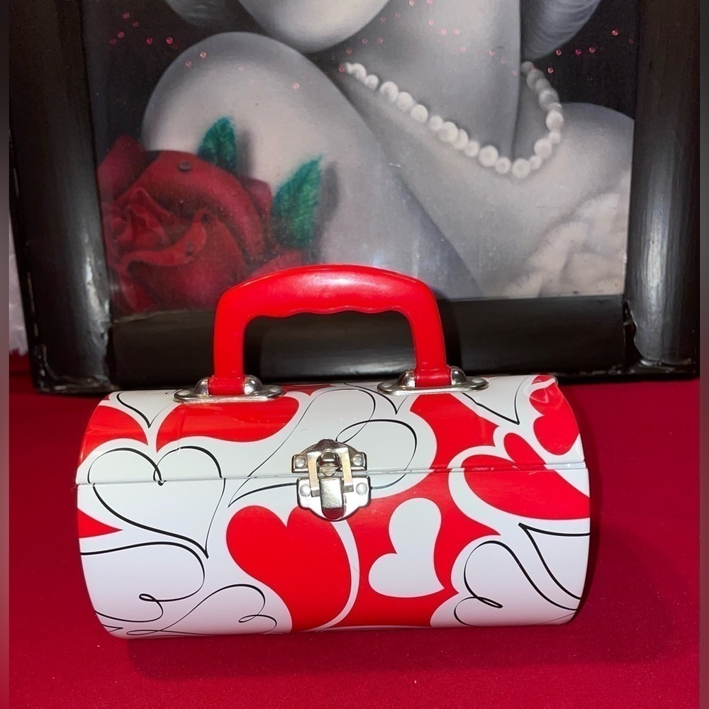 ⭐️NWT ALL MY LOVE AND HEARTS TIN BOX RARE AND VERY CUTE WITH CHROME BUCKLE⭐️